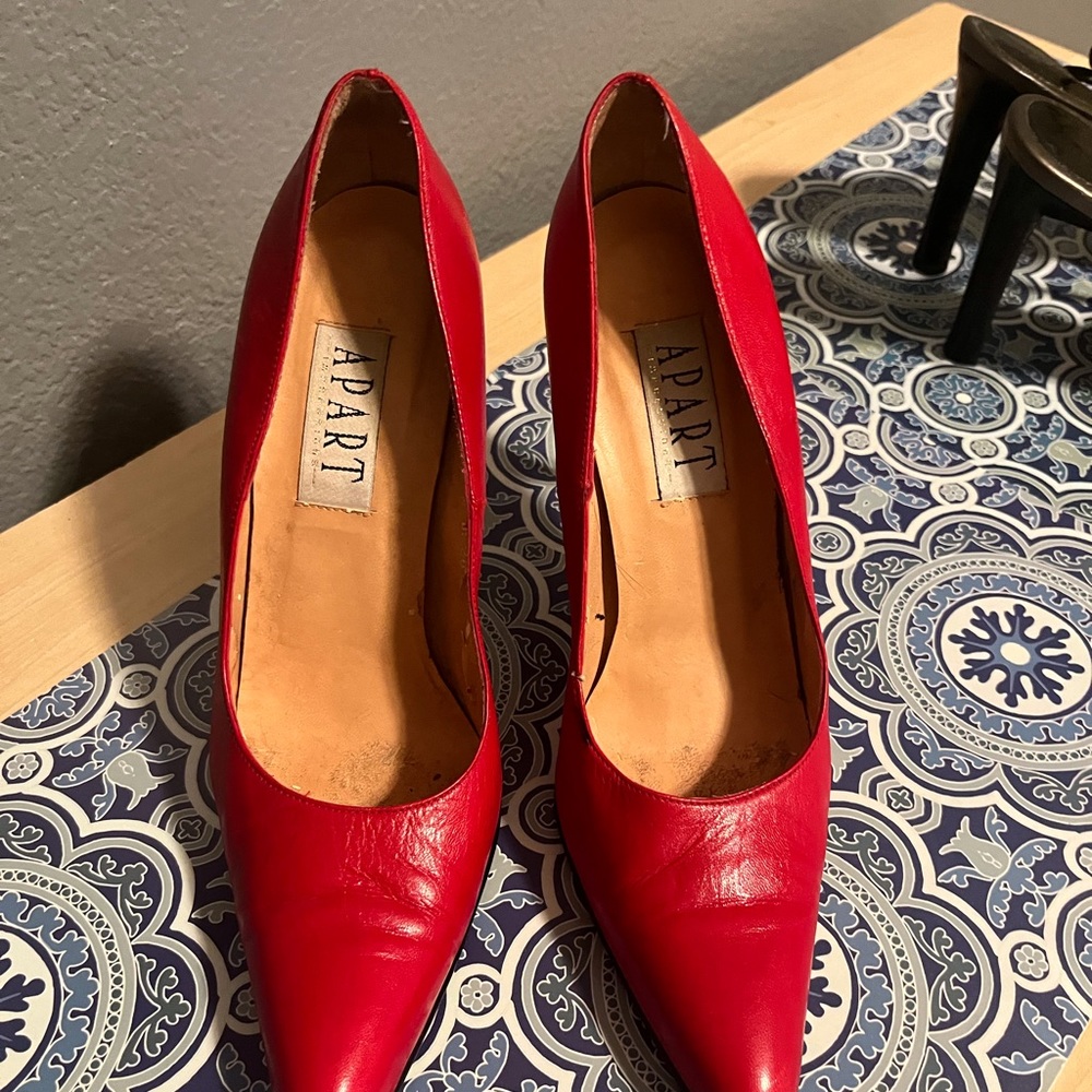 APART Red Pumps